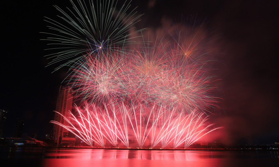 Ngắm pháo hoa ‘bom tấn’ mãn nhãn trên sông Hàn từ di sản hơn trăm năm của Mỹ và Ý