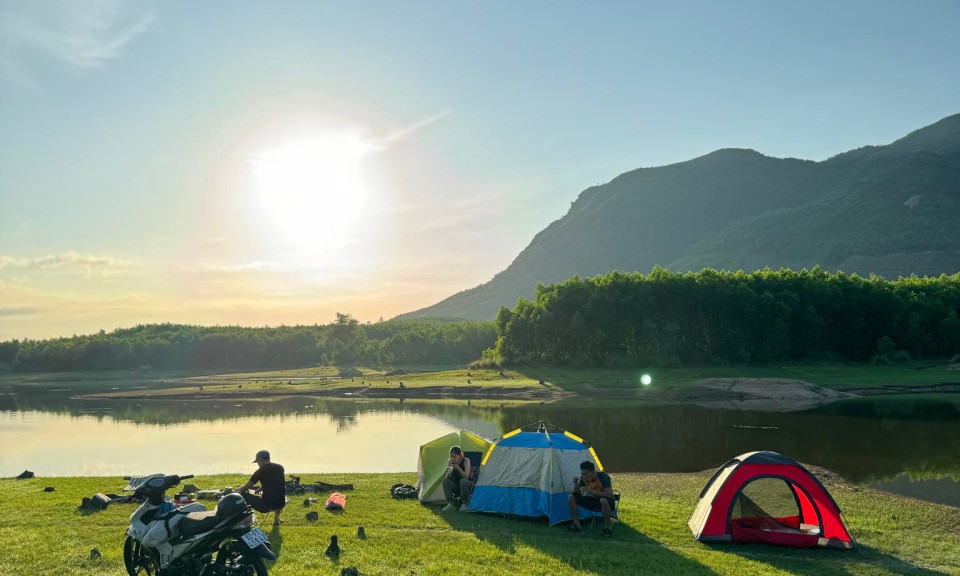 Dựng lều cắm trại đón bình minh ở Trà Lý