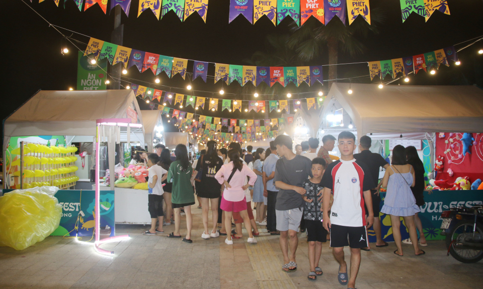 Sôi động tuyến phố thương mại VuiFest Hạ Long