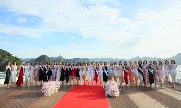 Người đẹp du lịch khoe sắc giữa Vịnh di sản