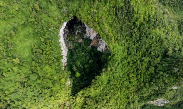 Thám hiểm lòng hố sụt Canh Cảo