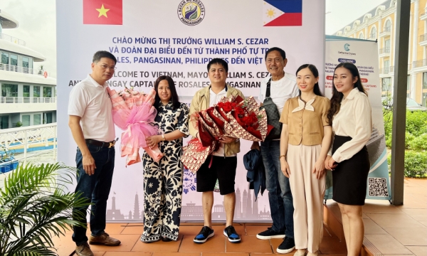 Đón đoàn du khách Philipines nghỉ đêm trên vịnh Hạ Long