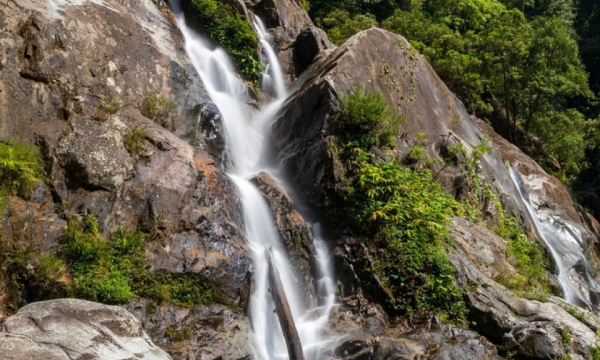 Đi bộ băng rừng, khám phá thác nước 2 tầng 80m giữa rừng bảo tồn