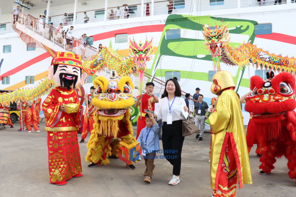 Hơn 1.100 khách du lịch Trung Quốc đã đến TP Hạ Long. 