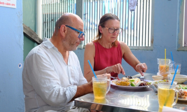 Khách nước ngoài ‘chấp nhận rủi ro’ khi ăn món đường phố Việt