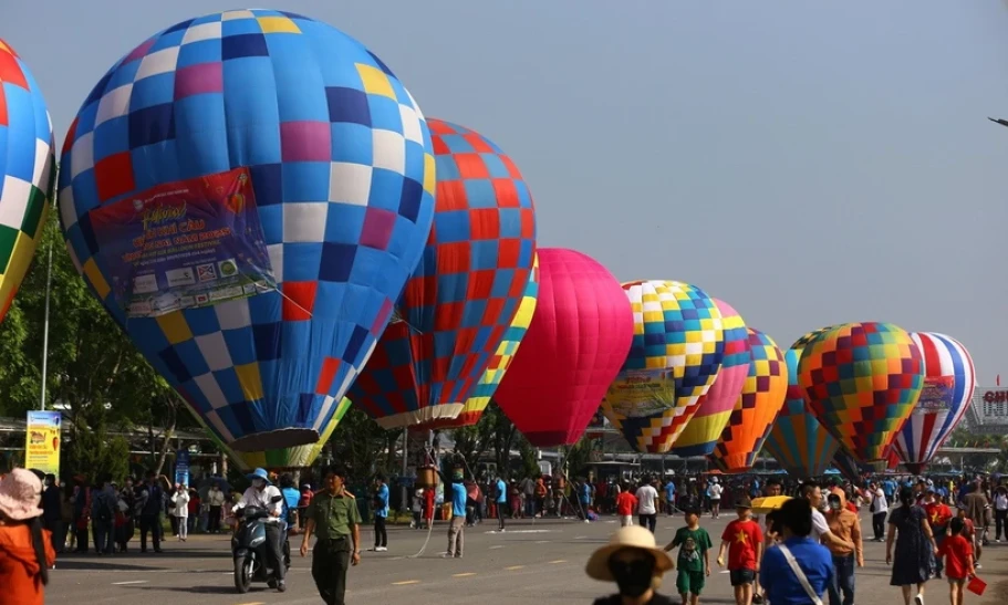 Hàng ngàn người tham dự Festival khinh khí cầu lớn nhất Việt Nam