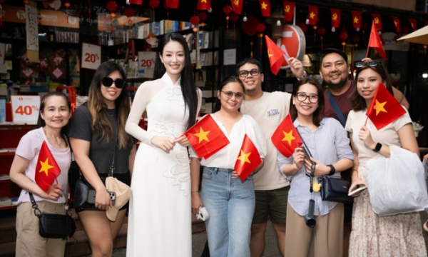 Tặng cờ Tổ quốc, ấn phẩm đặc biệt cho du khách cùng lan tỏa thông điệp hòa bình