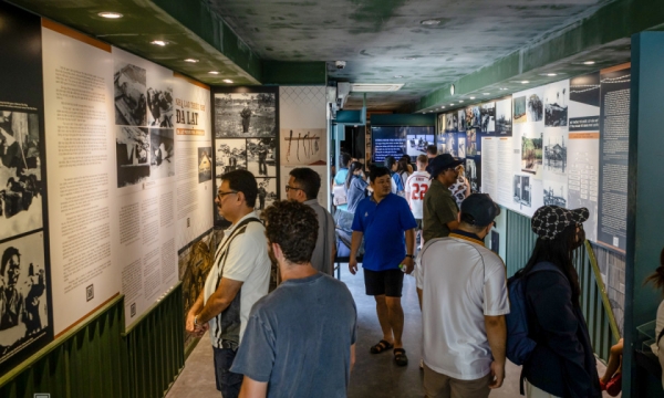 Khách nước ngoài bật khóc ở Bảo tàng Chứng tích Chiến tranh