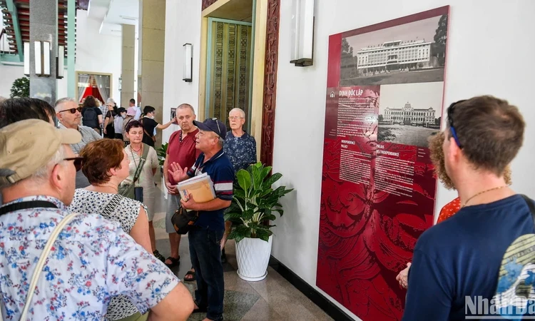 Dịp nghỉ lễ 30/4-1/5: Tour văn hóa, lịch sử thu hút đông đảo khách tham quan