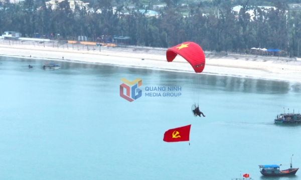 Mãn nhãn màn trình diễn dù lượn giữa biển trời Đông Bắc