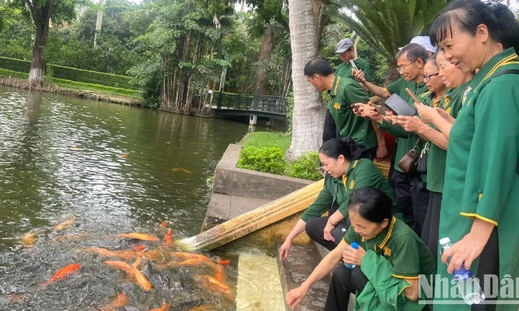 Hàng nghìn du khách thăm Khu di tích Chủ tịch Hồ Chí Minh