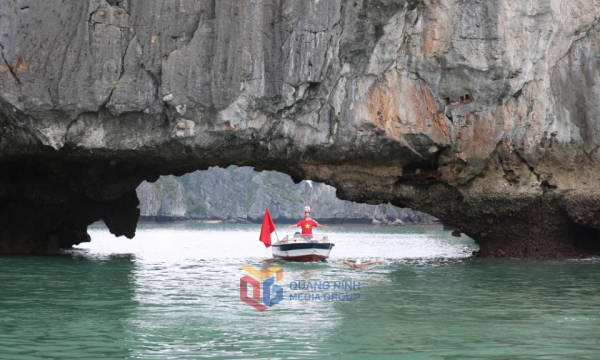 Màn kết hợp bơi kéo thuyền và tâng bóng nghệ thuật xác lập kỷ lục tại Vịnh Hạ Long