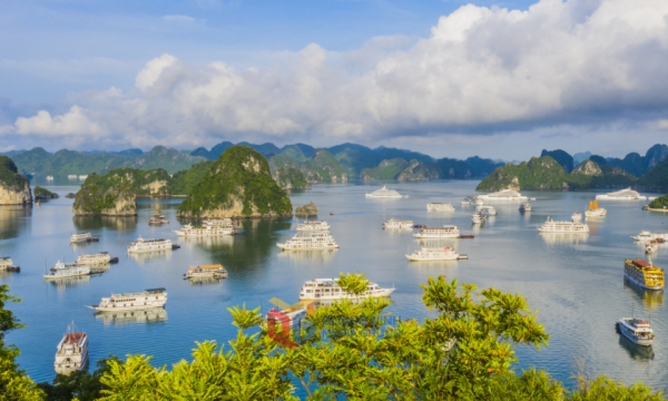 Vịnh Hạ Long huyền ảo trong mây trắng