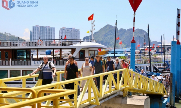 Nhộn nhịp du lịch biển đảo dịp cuối tuần