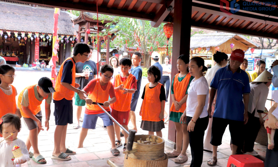 Về miền non thiêng Yên Tử