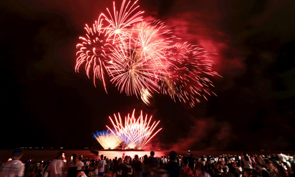 Rực rỡ pháo hoa bên bờ Vịnh Di sản
