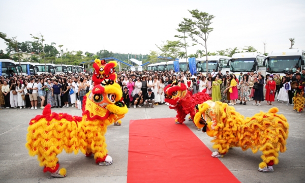 1.000 khách du lịch Trung Quốc tham quan Vịnh Hạ Long