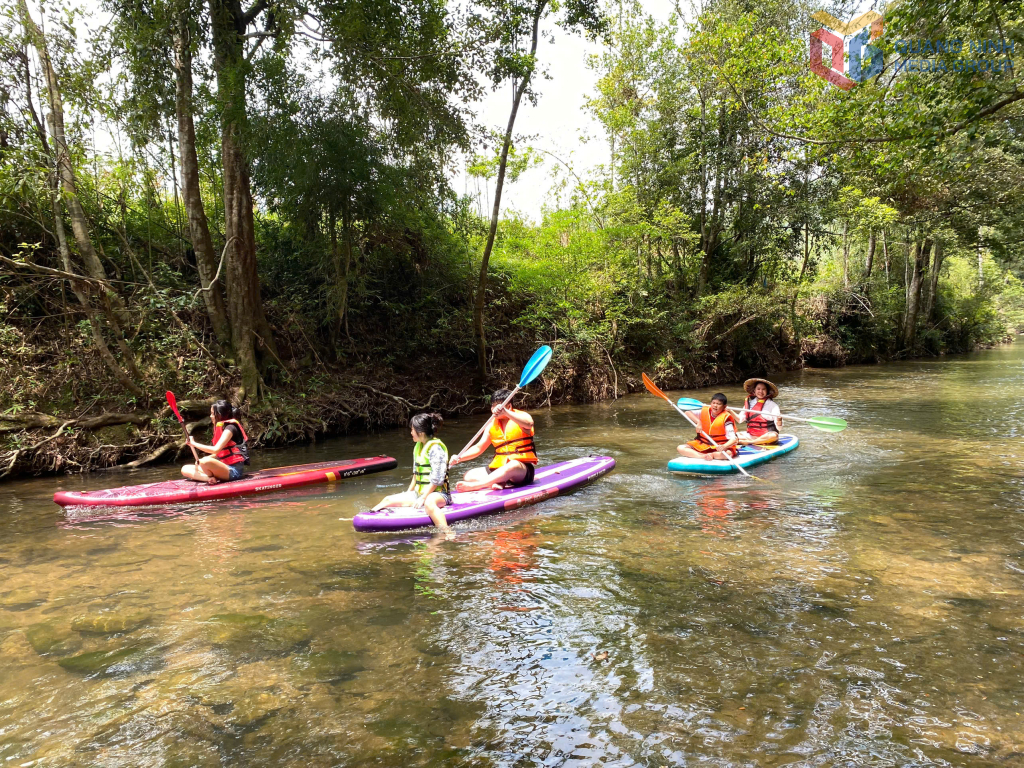 Chèo thuyền Kayak ở khu du lịch Am Váp farm.
