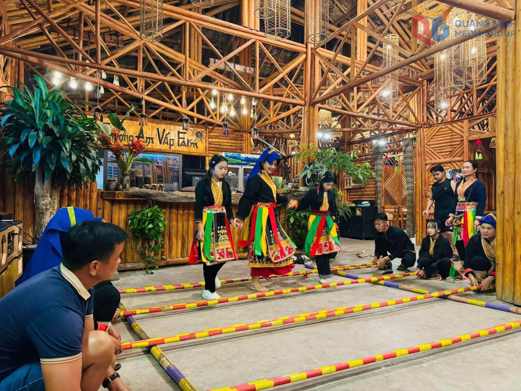 Du khách và người dân nhảy sạp tại Am Váp farm.