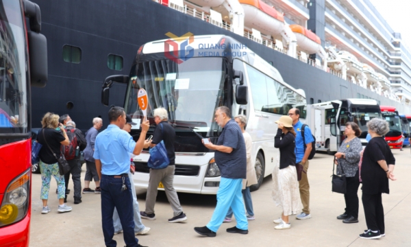 Trên 3.100 khách du lịch tàu biển đến Quảng Ninh