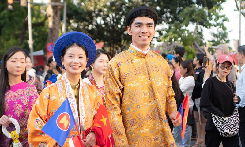 Du khách nước ngoài ngỡ ngàng trước màn diễu hành áo dài, cổ phục trên phố đi bộ hồ Gươm